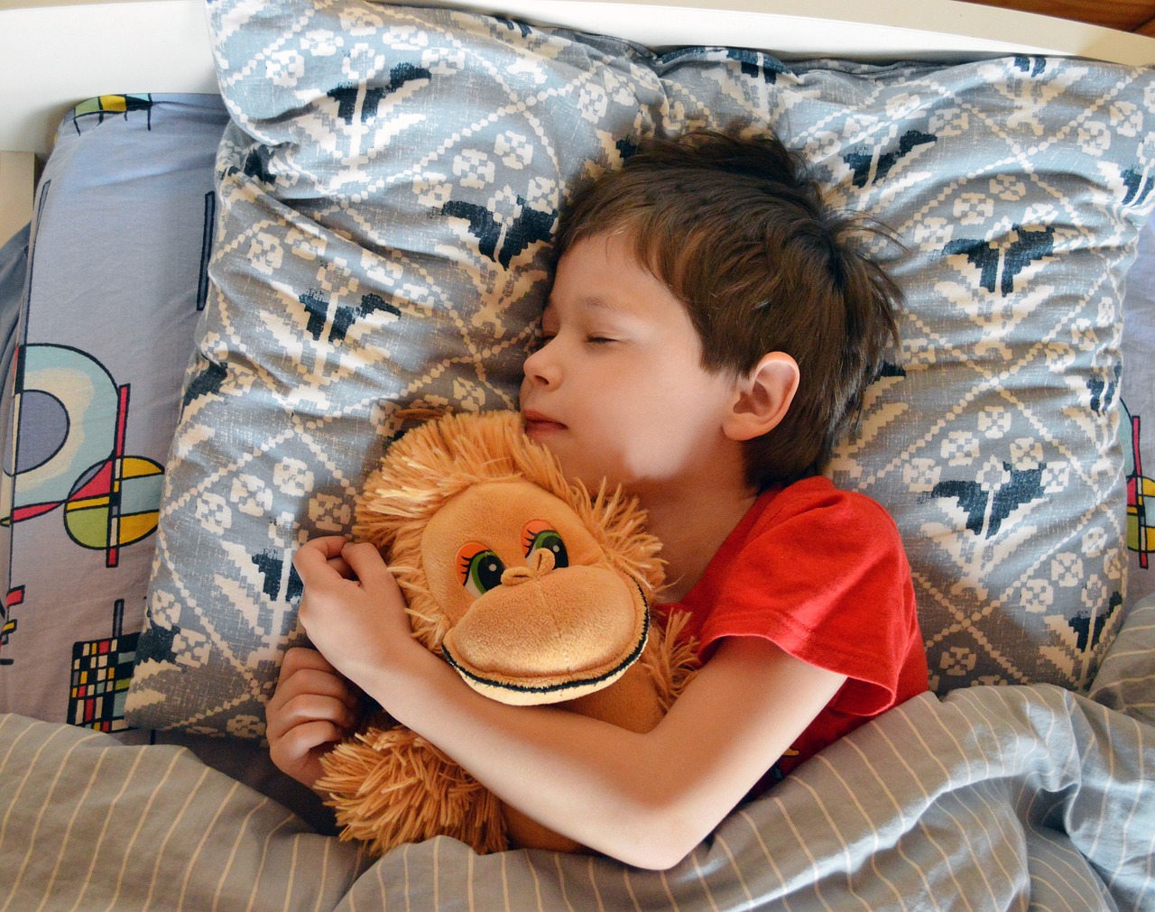 Dlaczego dziecko się poci podczas snu – przyczyny i sposoby radzenia sobie