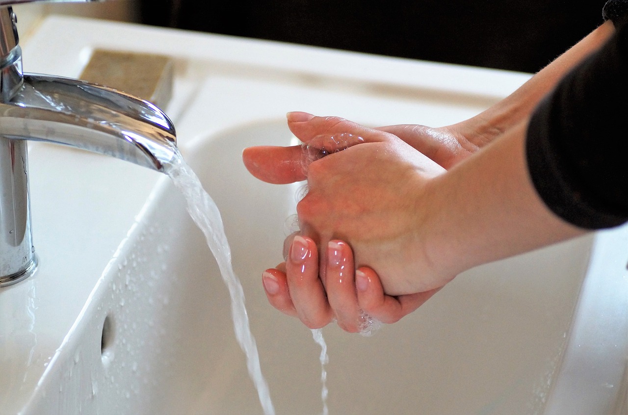 Jak zadbać o skórę rąk? Pielęgnacja dla miękkich i nawilżonych dłoni
